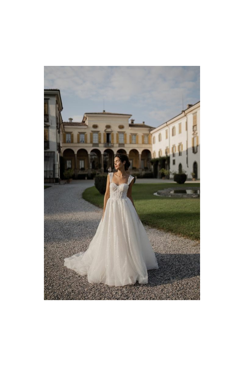 Abito da sposa METEORA di Sposae Atelier, ambientato in un elegante giardino di villa storica.