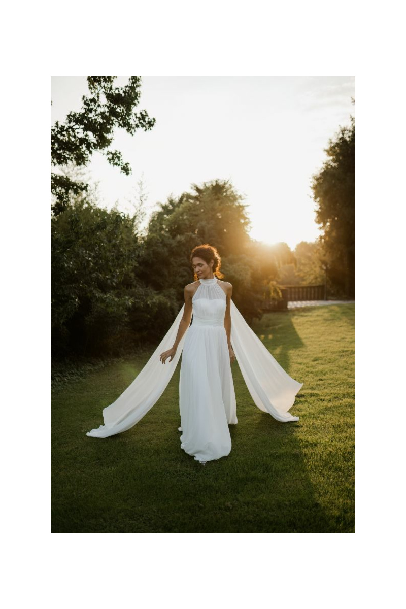 Abito da sposa Beltegeus linea sposae atelier, donna in giardino al tramonto.