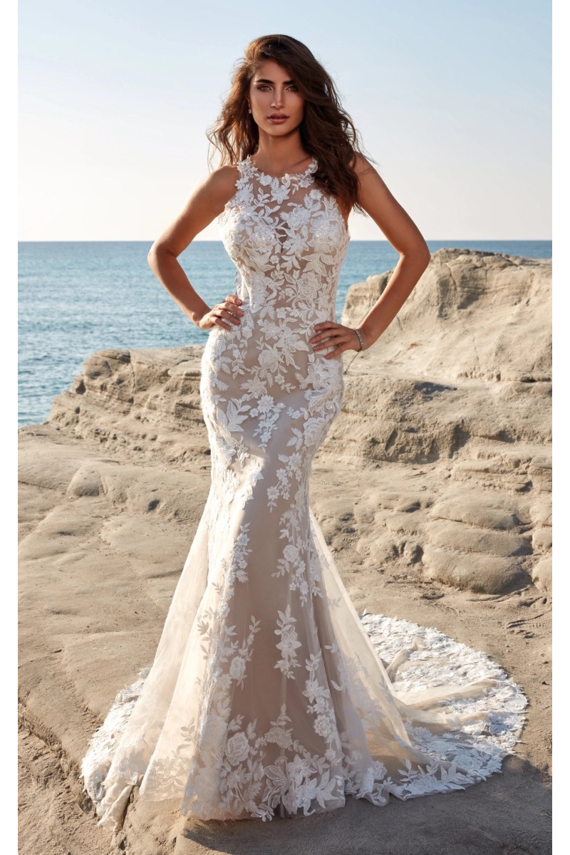 Abito da sposa Nairobi Eddy K in pizzo floreale su spiaggia.
