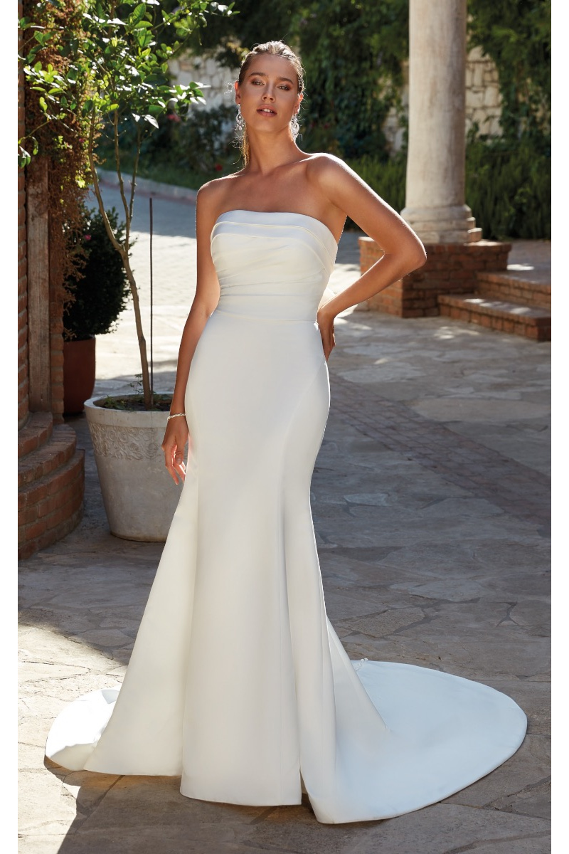 Abito da sposa Nelly Eddy K bianco senza spalline in esterno elegante.