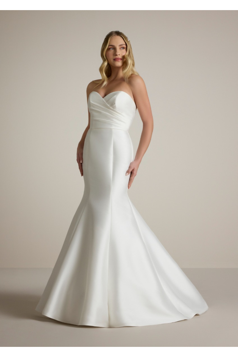 Abito da sposa NIDRA in satin bianco con scollo a cuore e silhouette a sirena.