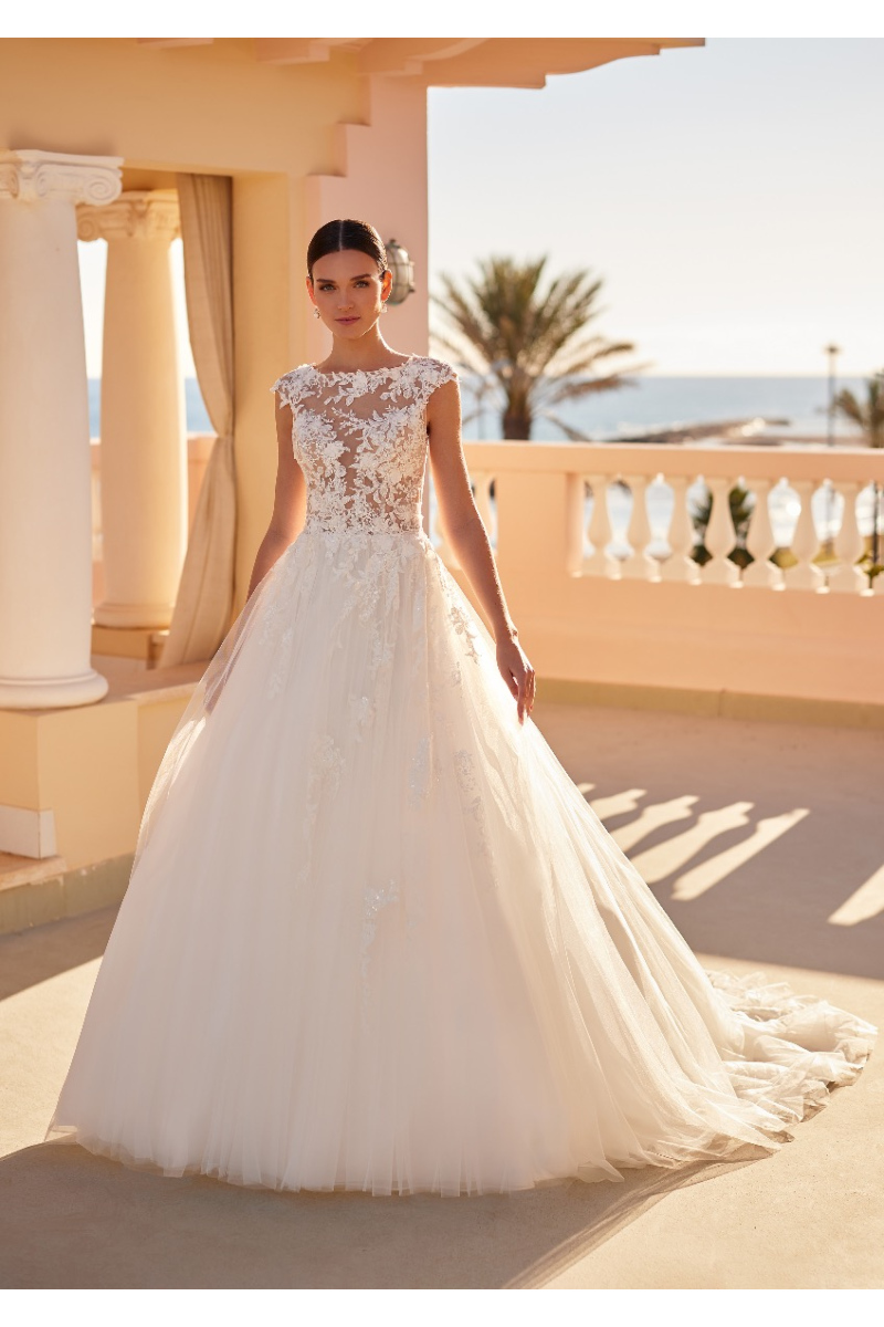 Abito da sposa OLLIE - ST. PATRICK in pizzo e tulle, sfondo terrazza vista mare.