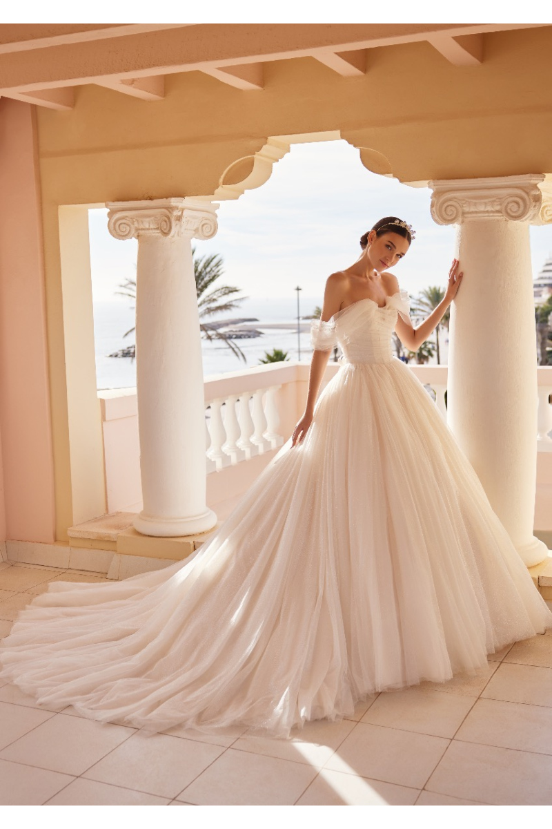 Abito da sposa PRINCESS St. Patrick, elegante e romantico, in una terrazza con vista mare.