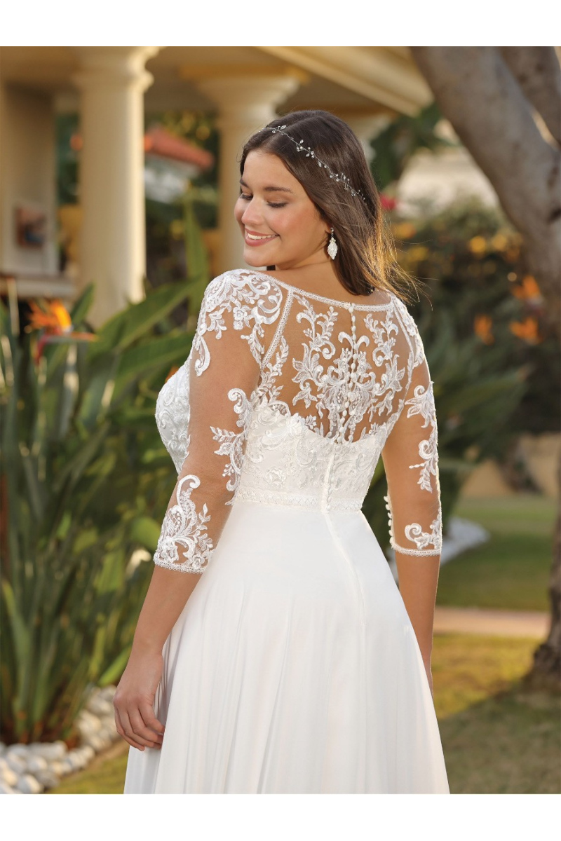 Abito da sposa RAYNA - Ladybird con dettagli in pizzo, vista posteriore, sfondo naturale.