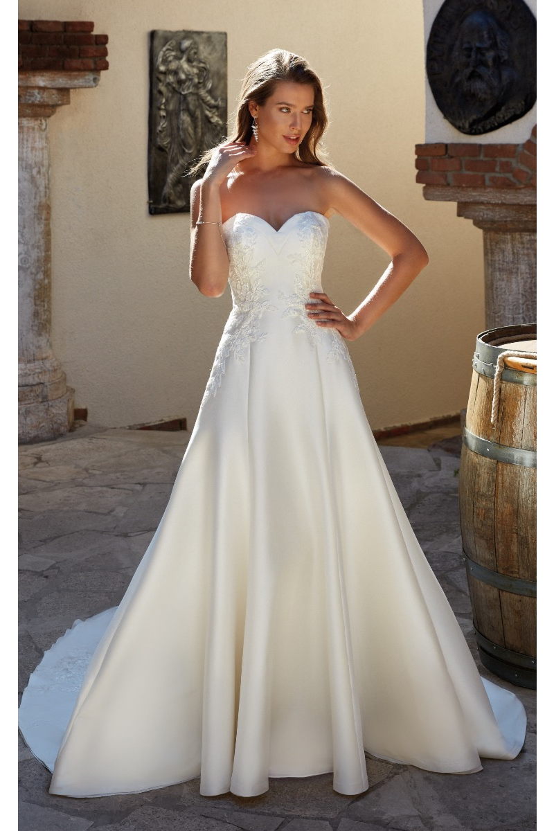 Abito da sposa Ruby di Eddy K, scollatura a cuore, ambientazione rustica.