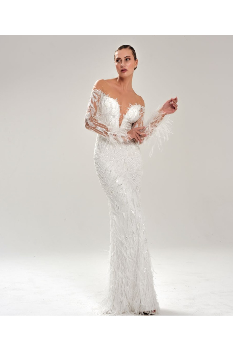 Abito da sposa Charoite Sposa Capri, bianco, scollatura a cuore, maniche lunghe con piume, elegante e sofisticato.