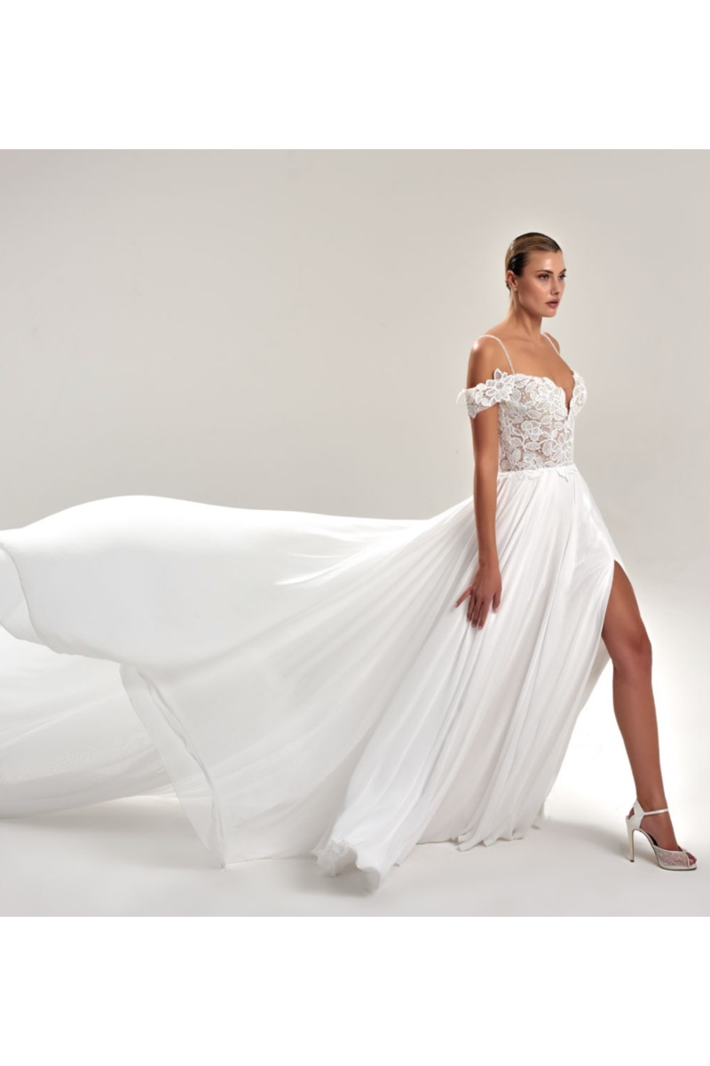 Abito da sposa Titanite Capri, elegante con corpetto in pizzo e gonna fluida, spacco alto, modello raffinato.