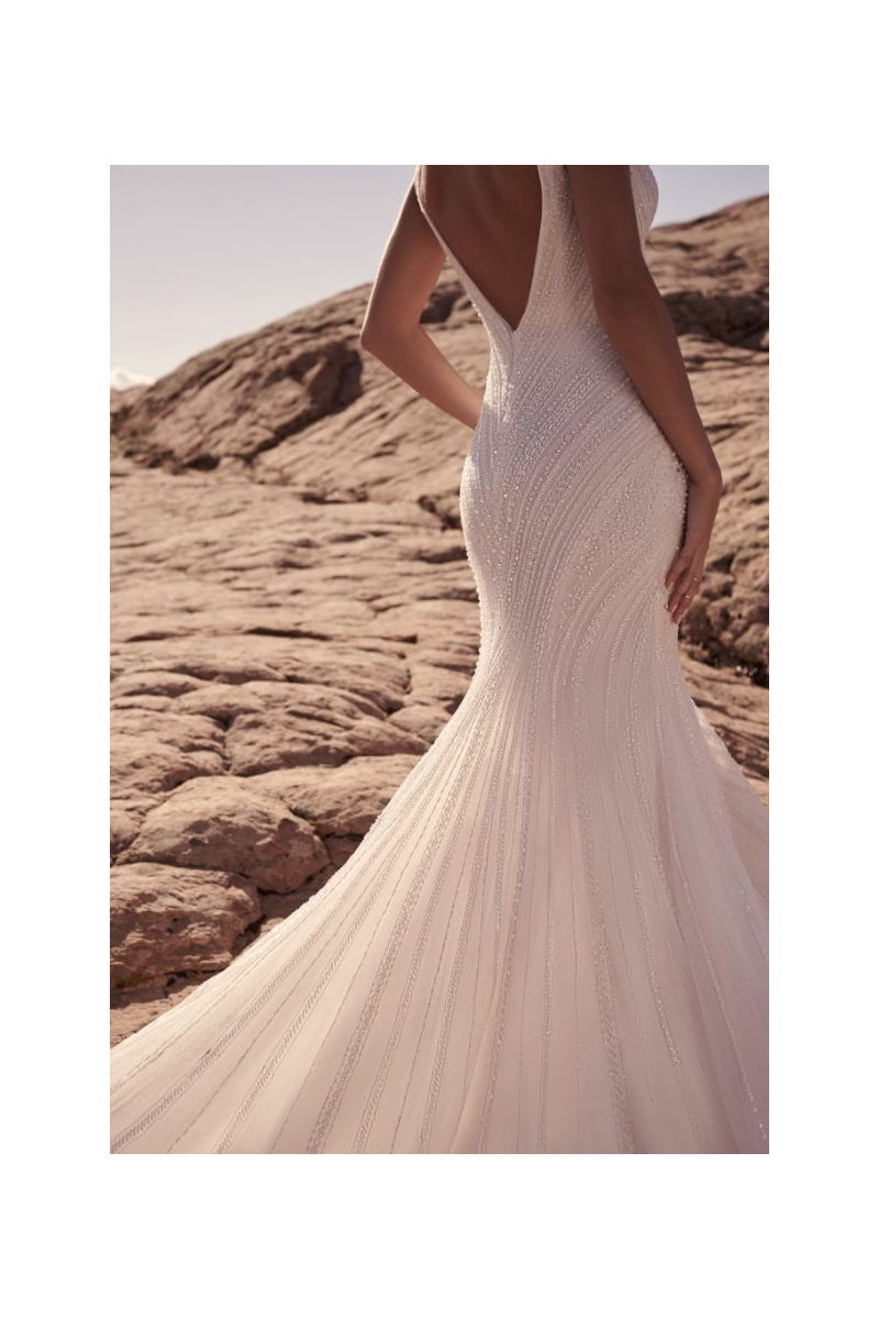 Abito da sposa a sirena Maggie Sottero Boston, dettagli in pizzo, sfondo roccioso.