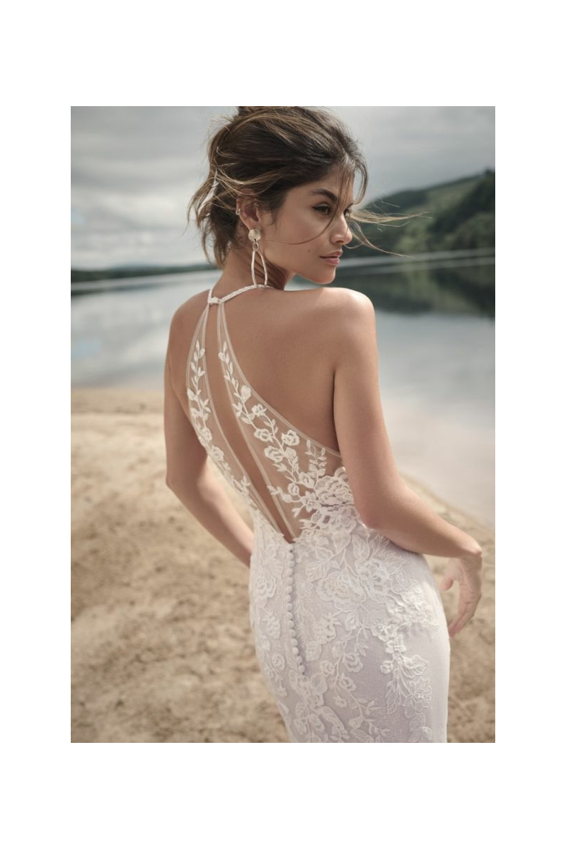 Abito da sposa Maggie Sottero Frost con dettagli in pizzo floreale, scollatura a rete, sfondo lacustre.