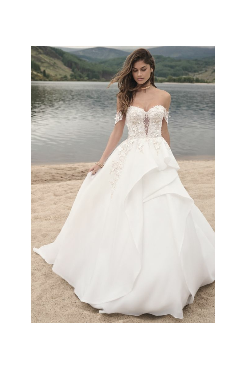 Abito da sposa Maggie Sottero Knox, scollo a cuore, spiaggia, sfondo lago e montagne.