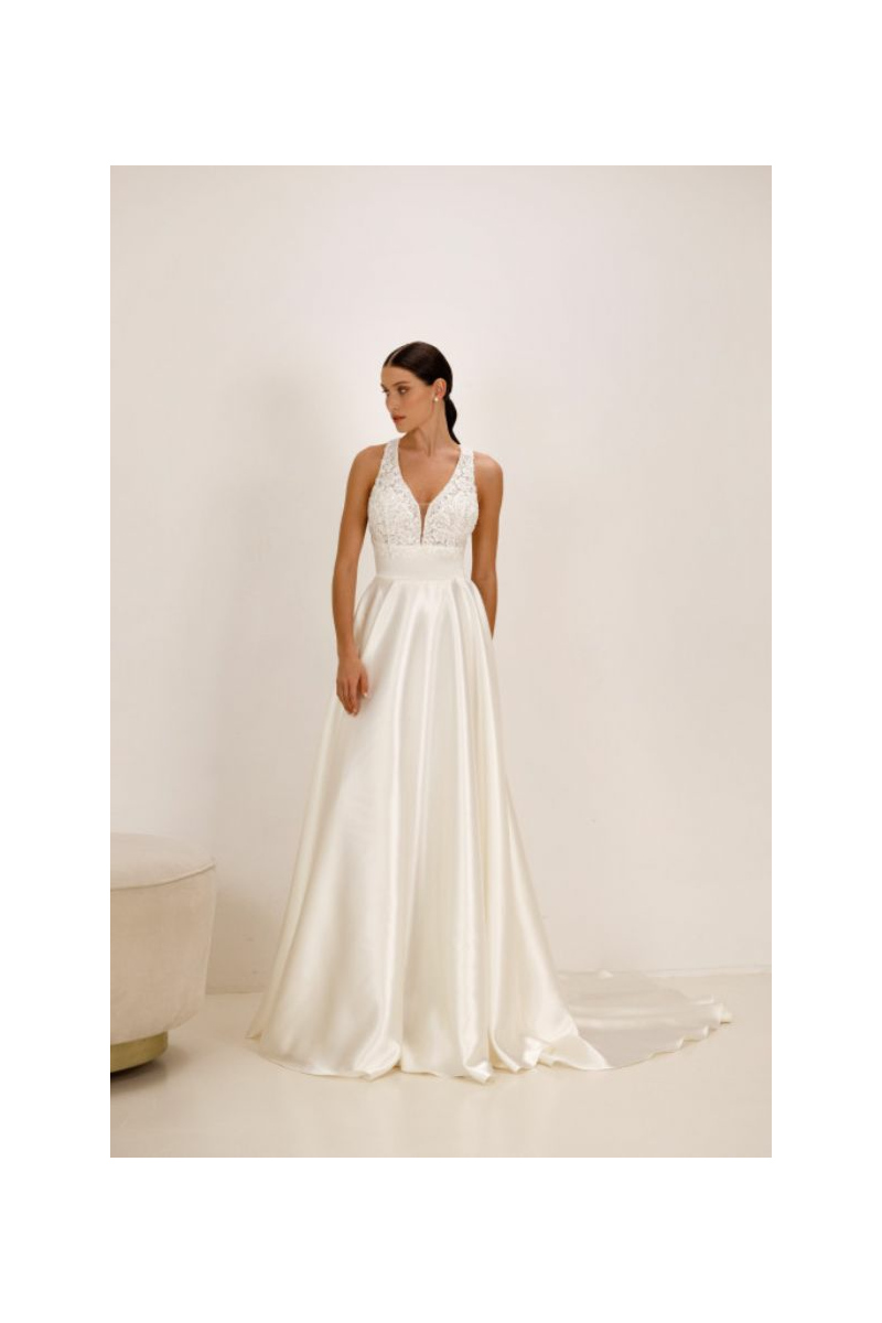 Abito da sposa Thalia Mark Loren con corpetto in pizzo e gonna in raso, modello elegante e raffinato.