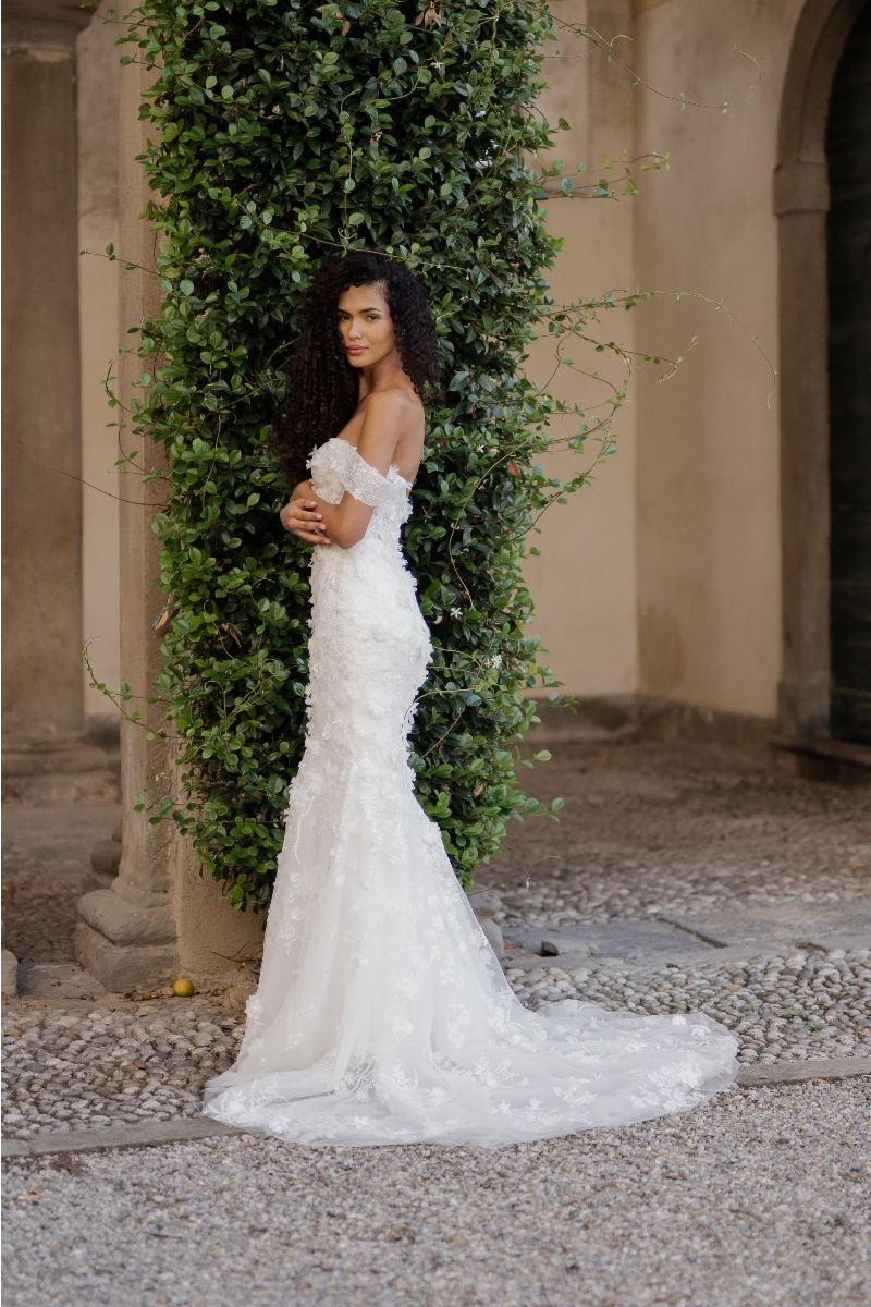 Abito da sposa Skat Linea Sposae Atelier, elegante e ricamato, indossato da modella in giardino storico.