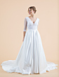 Abito da sposa Silene con corpetto in pizzo e maniche a 3/4, gonna ampia e strascico elegante.