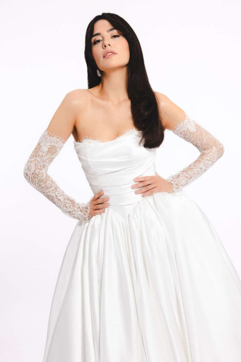 Emily - THE DEVIL WEARS SPOSAE