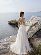 Abito da sposa Oreasposa L1071 con schiena in pizzo, vista mare.