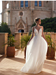 Abito da sposa AMALIA Bianco Evento, elegante e romantico, con sfondo architettonico storico.