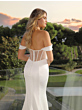 Abito da sposa AREANNA Ladybird con schiena scoperta e dettagli in pizzo, vista posteriore al tramonto.