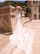 Abito da sposa NIREUS bianco con dettagli in pizzo, scollo a V, in un ambiente esterno elegante.