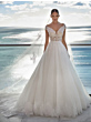 Abito da sposa Sofiane Nicole Jolies, scollo a V, pizzo delicato, sfondo mare.