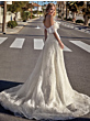Abito da sposa RANIA Linea San Patrick, spalle scoperte, strada urbana, stile elegante.