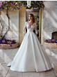 Abito da sposa KEZIA di Nicole Colet con corpetto in pizzo e gonna ampia, ambientazione romantica all'aperto.