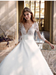 Abito da sposa KEZIA Nicole Colet con dettagli in pizzo, sfondo romantico.