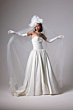 Abito da sposa elegante con velo e guanti, collezione Lavinia Essential Everlasting.