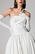 Abito bianco elegante senza spalline con guanti lunghi e collana di perle, collezione Lavinia Essential Everlasting.