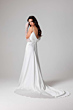 Abito da sposa bianco ISOTTA con scollo profondo e guanti in pizzo, Essential Everlasting Collection.