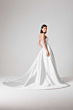 Abito da sposa SOPHIE Essential Everlasting, elegante e senza spalline, con lungo strascico bianco.