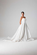 Abito da sposa Kimberly Essential Everlasting, elegante e senza spalline, con gonna ampia e drappeggiata.