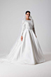 Abito da sposa in pizzo e seta con velo lungo, collezione Zelda Essential Everlasting.
