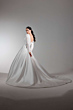 Abito da sposa bianco con schiena scoperta e maniche in pizzo, collezione Zelda Essential Everlasting.