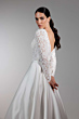 Abito da sposa ZELDA in pizzo bianco con maniche lunghe e scollatura a V, collezione Essential Everlasting.