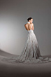 Abito da sposa in pizzo bianco con scollo all'americana, collezione Mirta Essential Everlasting.