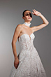 Abito da sposa in pizzo bianco senza spalline della collezione Mirta Essential Everlasting.