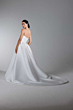 Abito da sposa Ludovica con lungo strascico, Essential Everlasting Collection, vista posteriore.