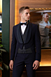 Abito da uomo elegante blu scuro con papillon nero, giacca e gilet, modello 22U010526C.