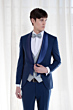 Abito da uomo blu elegante con papillon grigio e gilet, perfetto per cerimonie e occasioni formali.