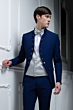Abito da uomo elegante blu con gilet grigio e papillon, modello 22U021263L, stile formale moderno.