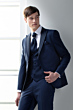 Abito uomo elegante blu 22U022174L con giacca e cravatta, stile moderno e sofisticato.