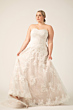 Abito da sposa magnolia curvy in pizzo bianco, senza spalline, elegante e romantico.