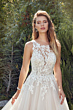 Abito da sposa Blake Eddy K con dettagli floreali in pizzo, sfondo naturale.