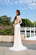Abito lungo in pizzo bianco SAYES BY AMELIE, donna all'aperto, sfondo urbano e floreale.