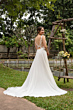 Abito da sposa SAYES BY AMELIE 40069, design elegante con schiena scoperta, ambientazione naturale.