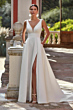 Abito da sposa elegante con scollatura a V e spacco frontale, modello Amelie 40100, ambientato all'aperto.