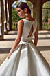 Abito da sposa AMELIE 40100 con schiena scoperta e dettagli eleganti, ambientato in una sala luminosa.