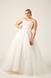 Abito da sposa lavanda curvy, elegante e moderno, con dettagli in pizzo e gonna ampia.