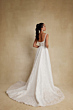 Abito da sposa Belinda Rara Avis in pizzo bianco, schiena scoperta, elegante e sofisticato.