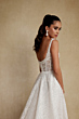 Abito da sposa Belinda Rara Avis in pizzo bianco con dettagli perla, elegante e raffinato.